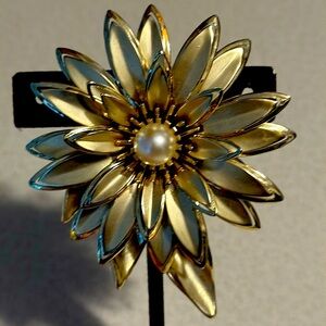 Vintage gold tone mum type flower broach with faux pearl center (735)